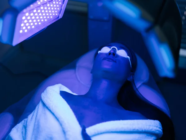 Patient receiving blue light photodynamic therapy for actinic keratoses
