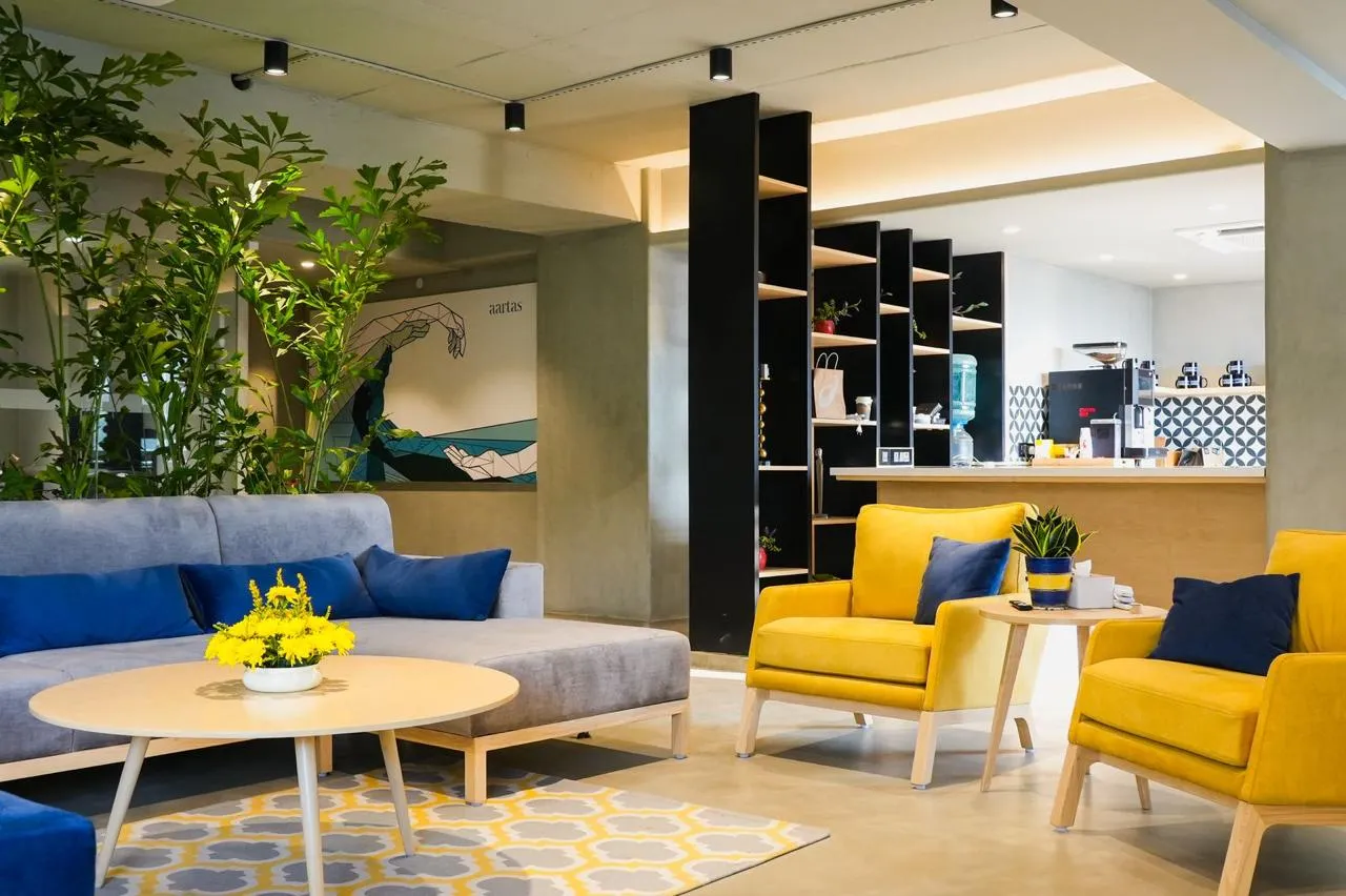 Reception and waiting area at Gut Clinic, Golf Course Road, Gurugram