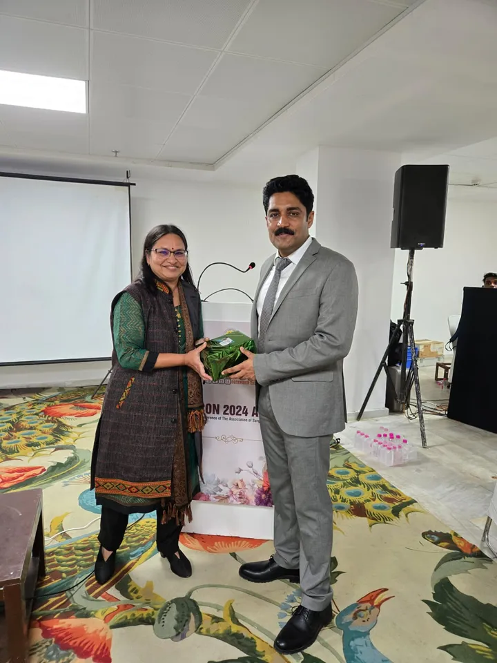 Dr. Kapoor receiving a memento at ASICON 2024, Agra