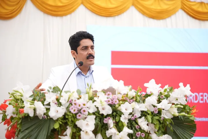 Dr. Kapoor addressing a CME audience from a flower-decked podium