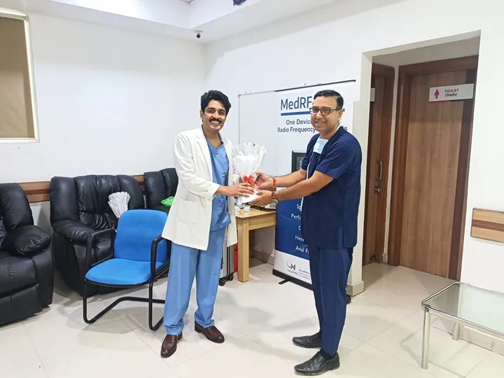 Dr. Kapoor receiving a memento at the MedRF Rafaelo unit handover