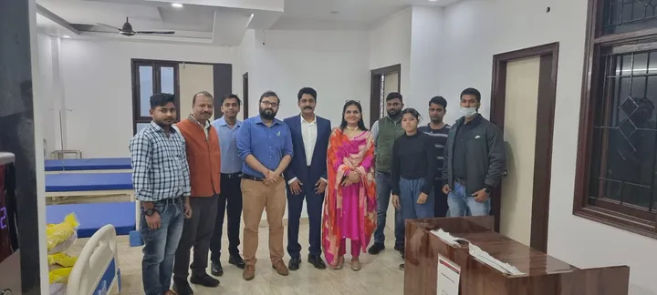 Dr. Kapoor with the team at Onyx Superspeciality Clinic