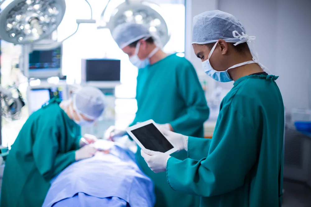 Surgical team operating with image guidance in a theatre
